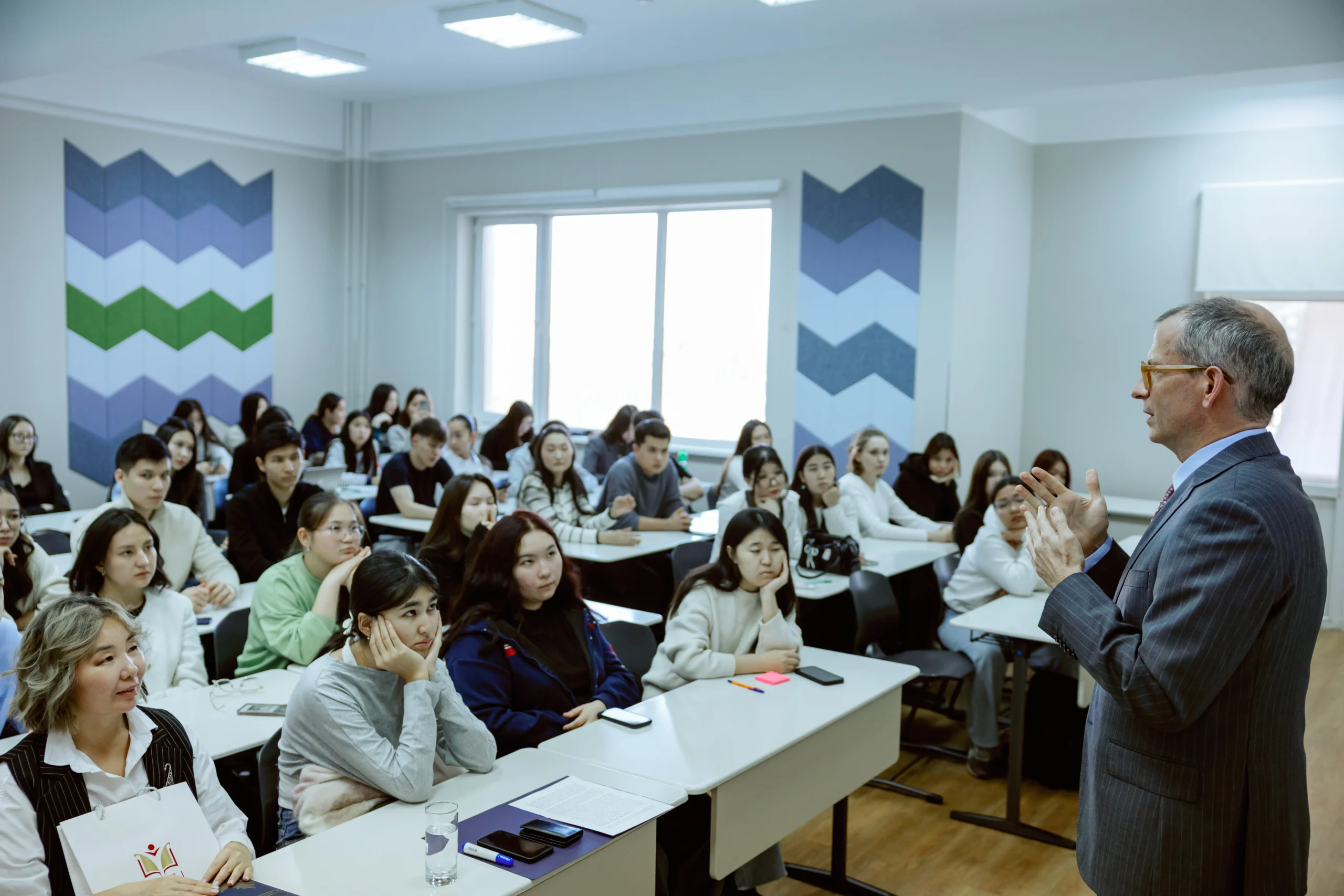 Head of the Polish Diplomatic Mission Delivers Lecture in Kazakh at MNU