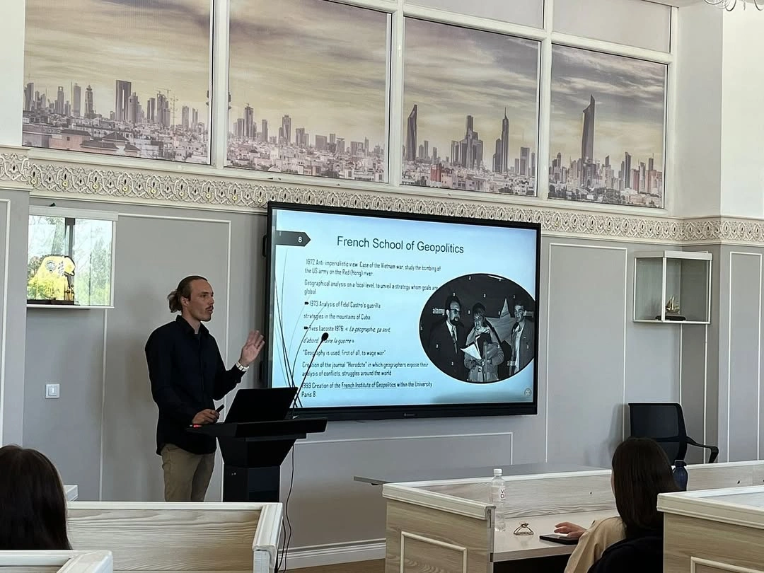 Париж VIII университетінің докторанты және geode орталығының зерттеушісі Робен Летерриердің дәрісі