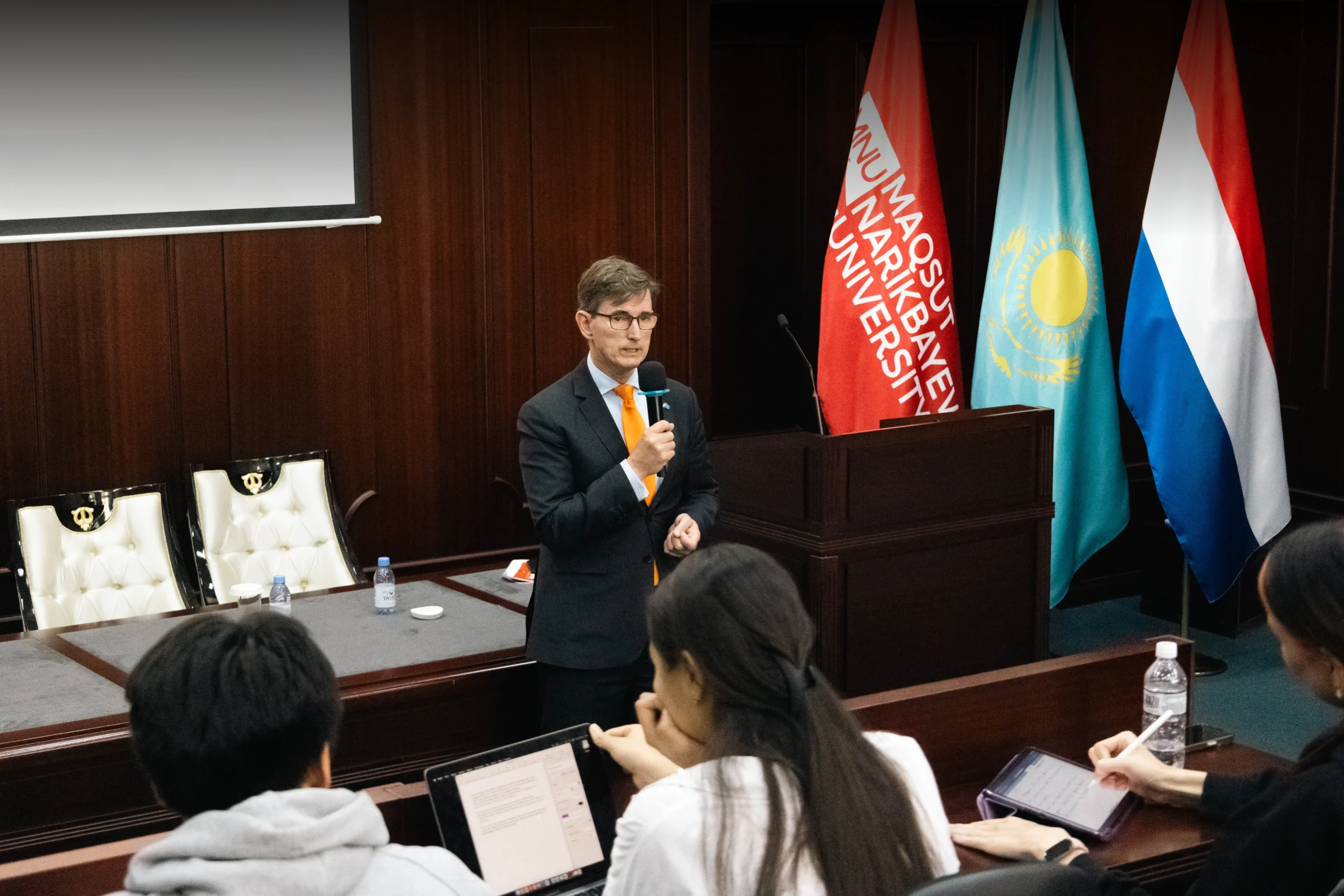 НИДЕРЛАНДЫ ЕЛШІСІ НИКО ШЕРМЕРС MNU ҚАБЫРҒАСЫНДА ЛЕКЦИЯ ӨТКІЗДІ