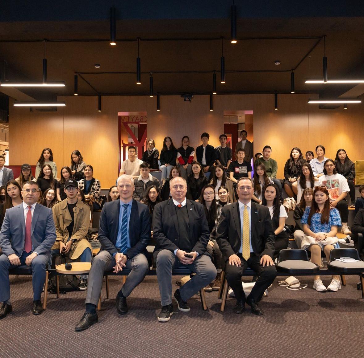 Maqsut Narikbayev University қабырғасында «Турбулентті әлемдегі дипломатияның рөлі» тақырыбында дөңгелек үстел өтті