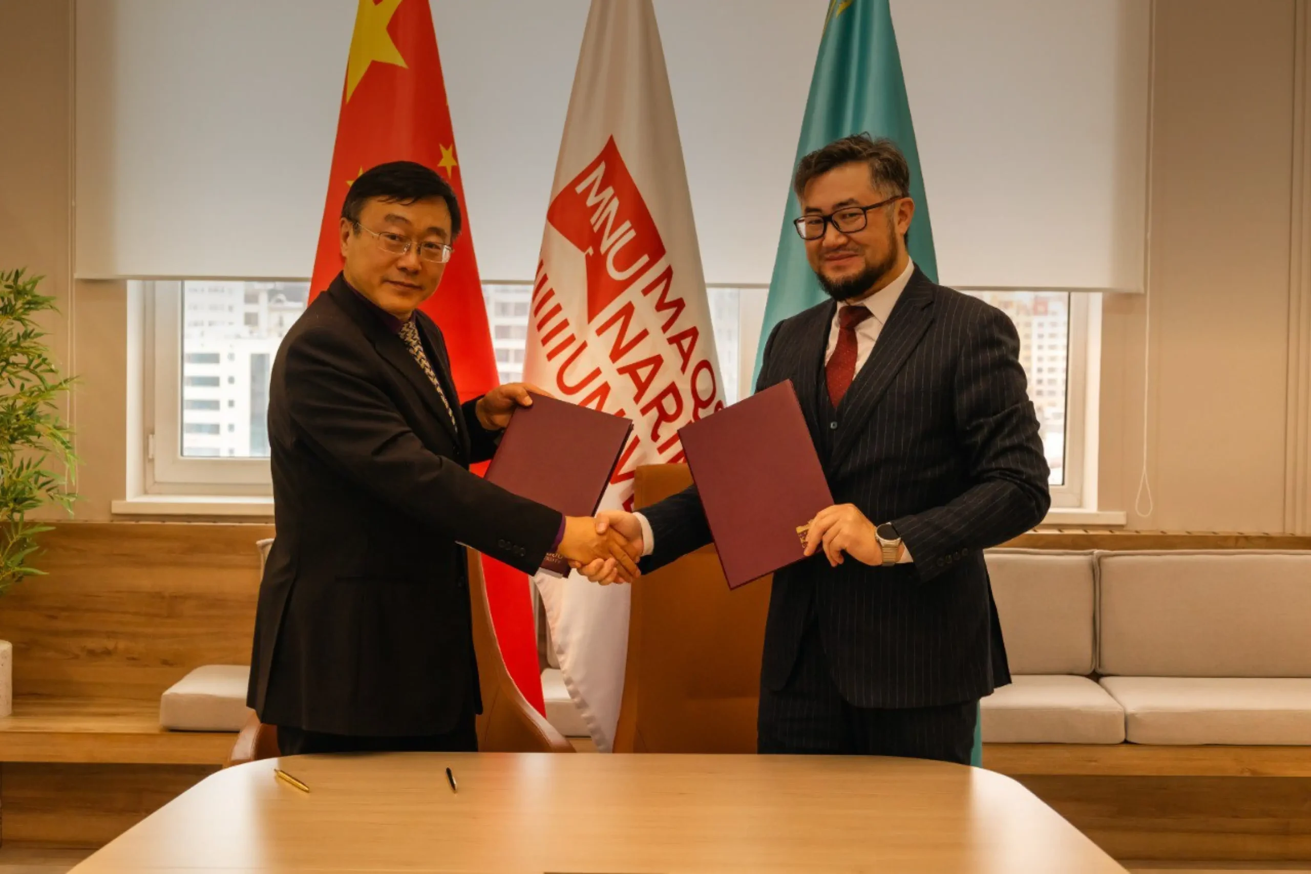 MAQSUT NARIKBAYEV UNIVERSITY ШАНХАЙ САЯСИ ҒЫЛЫМДАР ЖӘНЕ ҚҰҚЫҚ УНИВЕРСИТЕТІМЕН ЫНТЫМАҚТАСТЫҚ ТУРАЛЫ МЕМОРАНДУМҒА ҚОЛ ҚОЙДЫ