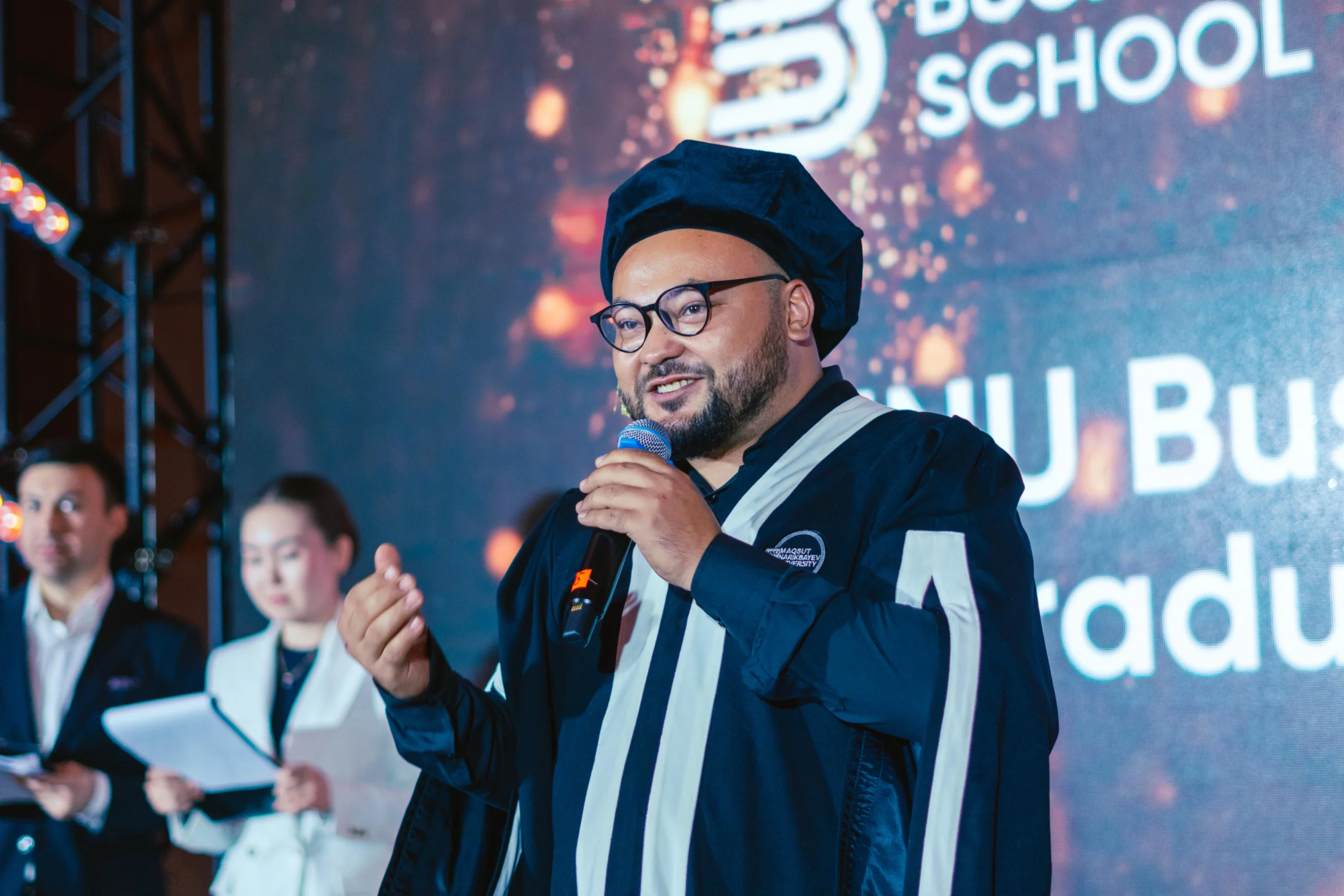 Қазақ тілінде Mini MBA, спорт менеджменті және жасанды интеллекттің интеграциясы – Рафхат Бозбалиев MNU Бизнес мектебінің дамуы туралы