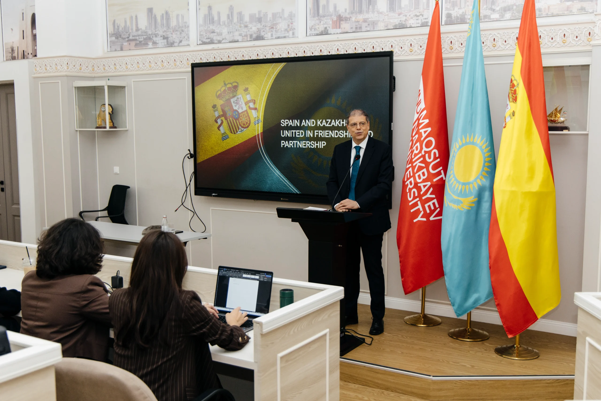 Посол Испании выступил с лекцией в MNU