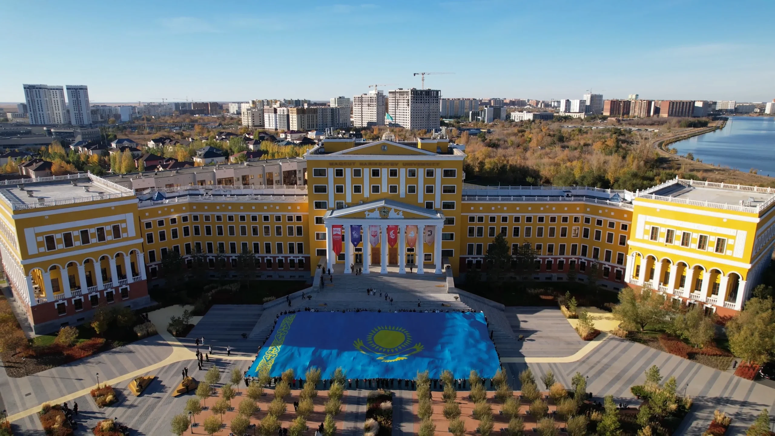 Жаңа рекорд: MNU-да Қазақстанның ең үлкен туы жайылды