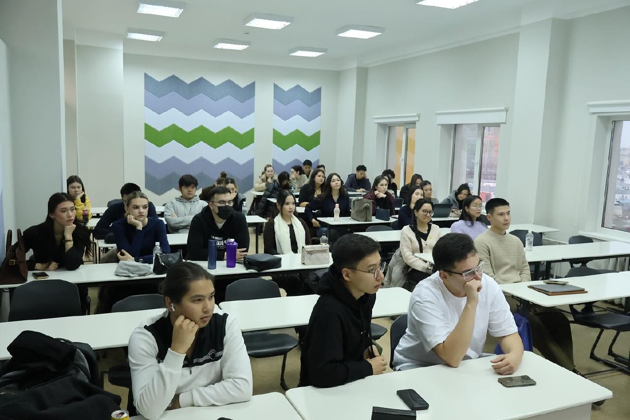 В Maqsut Narikbayev University в рамках программы академической мобильности Erasmus+ состоялся визит доктора Михаила Суслова